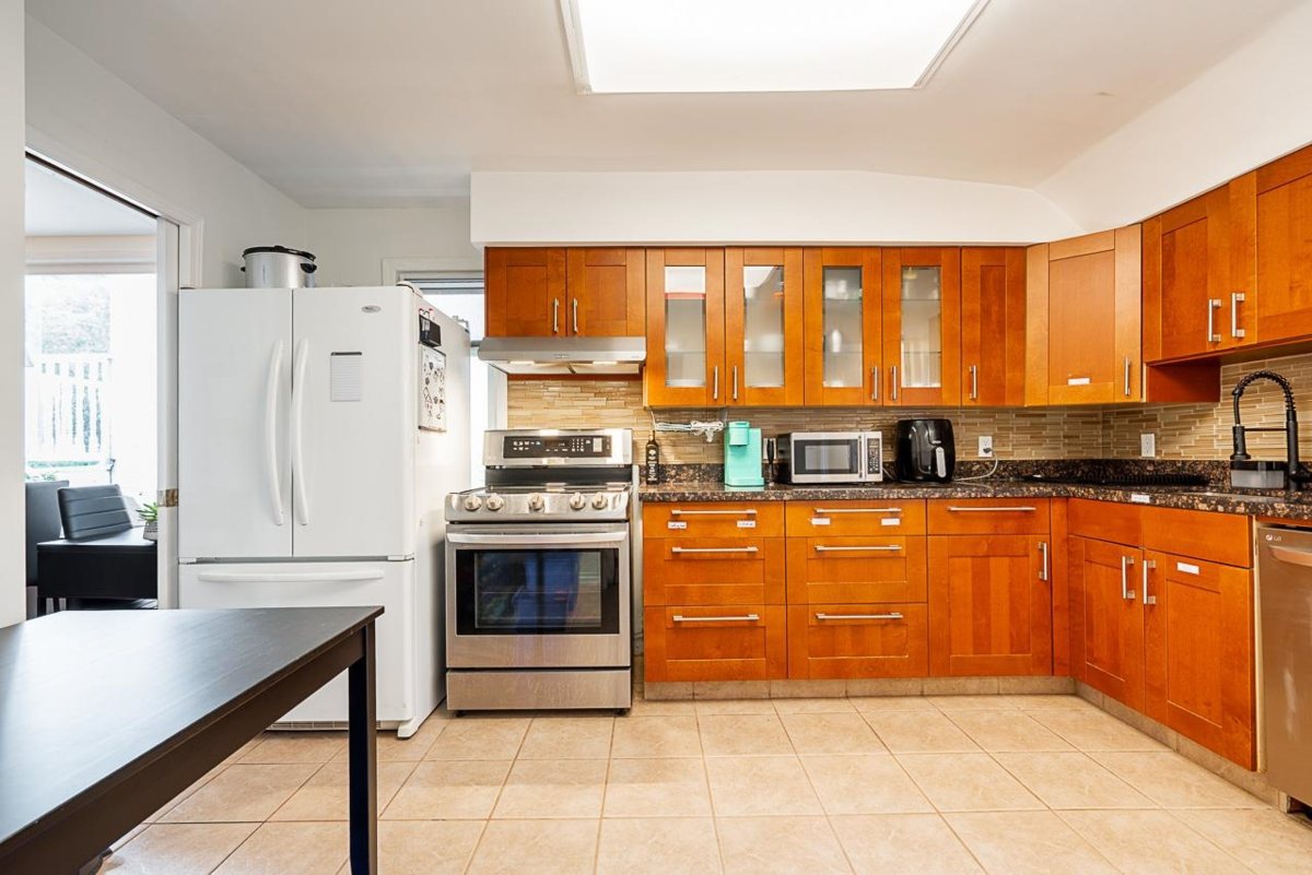 Kitchen Island Photo of 5959 Mcmurray Avenue, Burnaby, BC