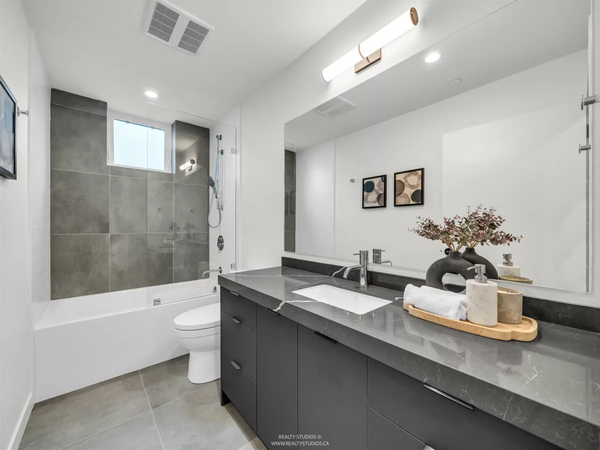 Backyard Photo of 1 1120 E 23rd Avenue, Vancouver, BC