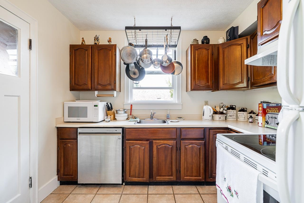 Basement Recreation Room Photo of 349-351 Cumberland Street, New Westminster, BC