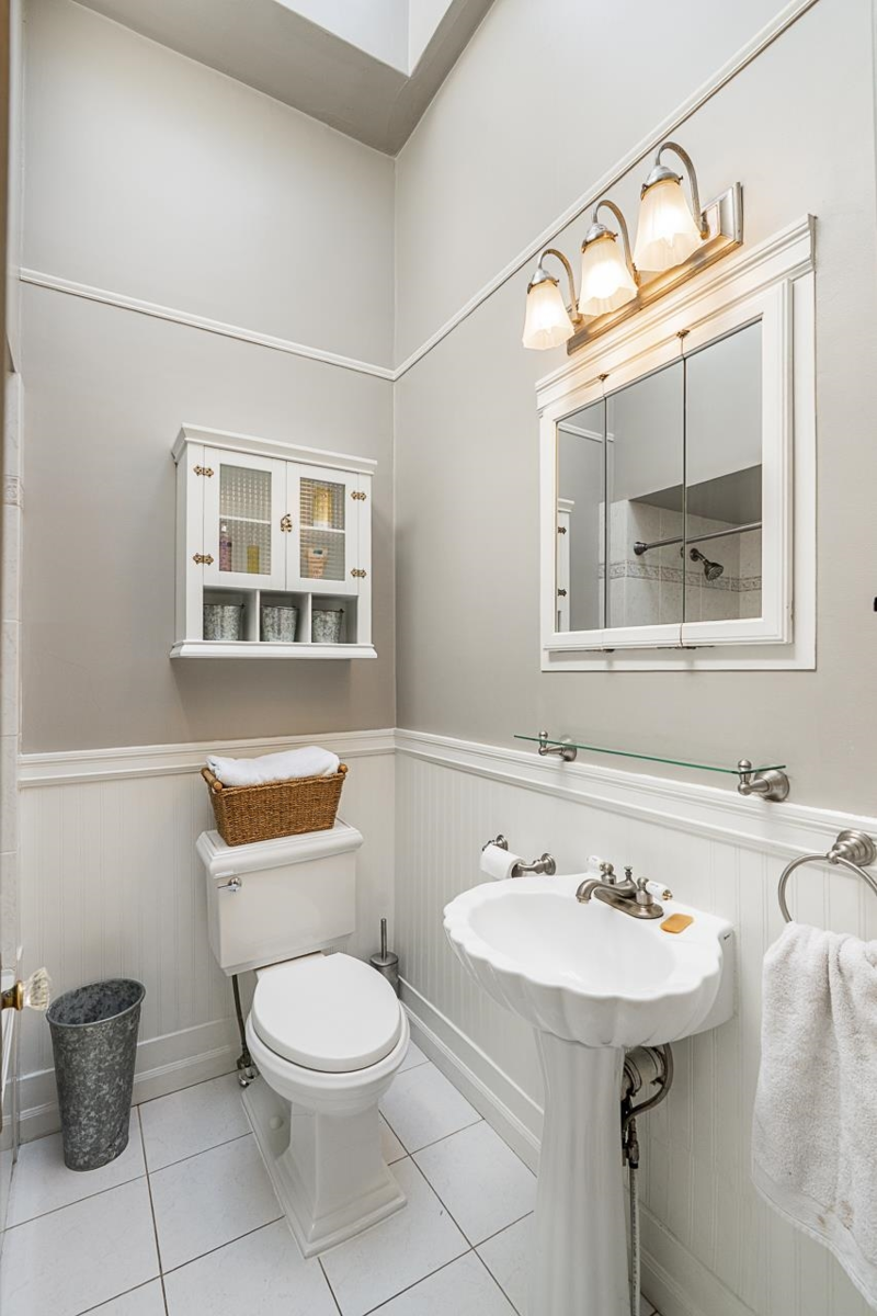 Walk-In Closet Photo of 349-351 Cumberland Street, New Westminster, BC