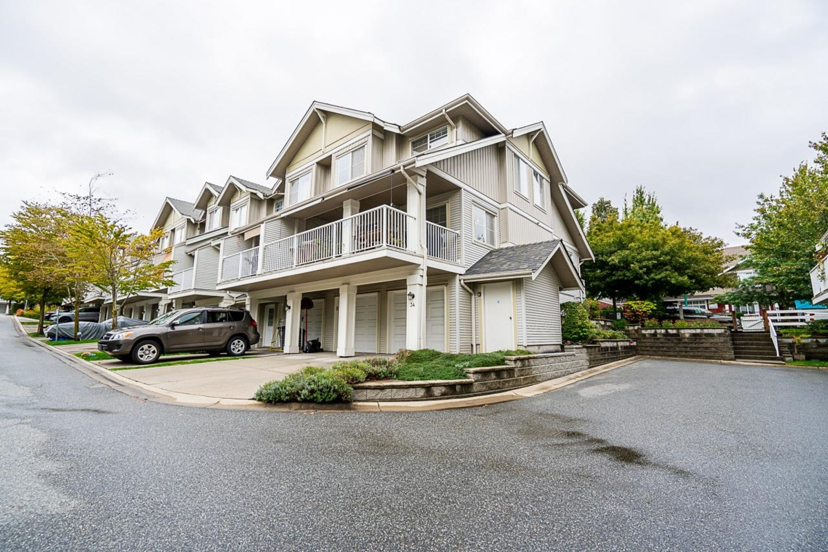 Front Yard Photo of 34 6568 193b Street, Surrey, BC