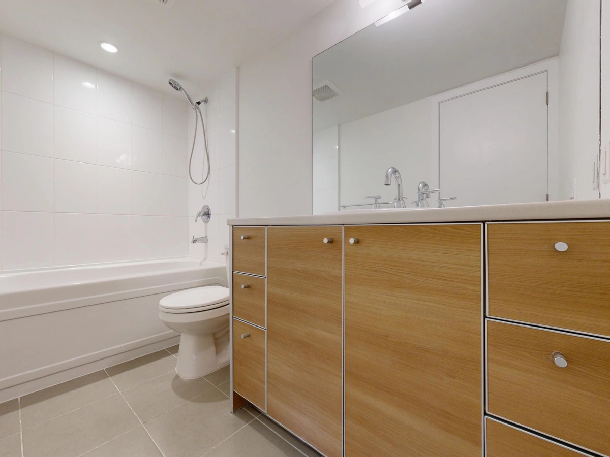 Primary Bathroom Photo of 3507 13688 100 Avenue, Surrey, BC