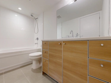 Primary Bathroom Photo of 3507 13688 100 Avenue, Surrey, BC