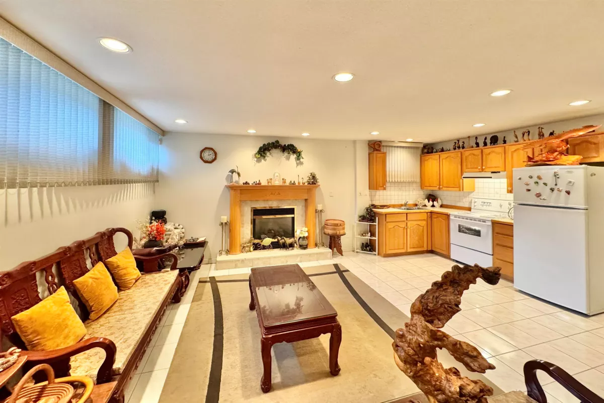 Entry Foyer Photo of 7091 Sussex Avenue, Burnaby, BC