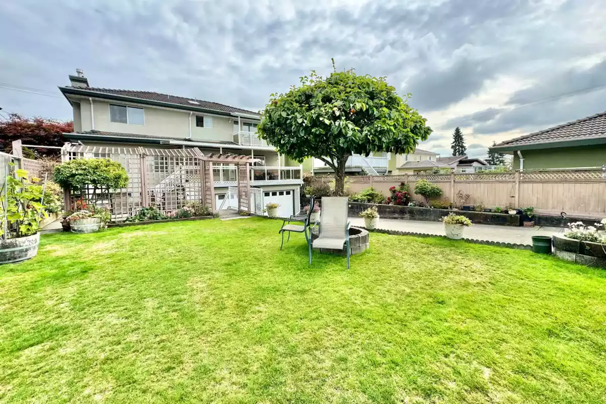 Front Yard Photo of 7091 Sussex Avenue, Burnaby, BC
