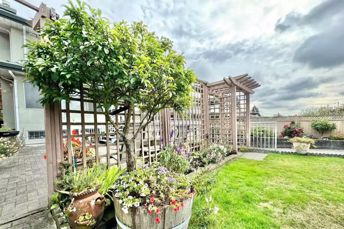 Swimming Pool Photo of 7091 Sussex Avenue, Burnaby, BC