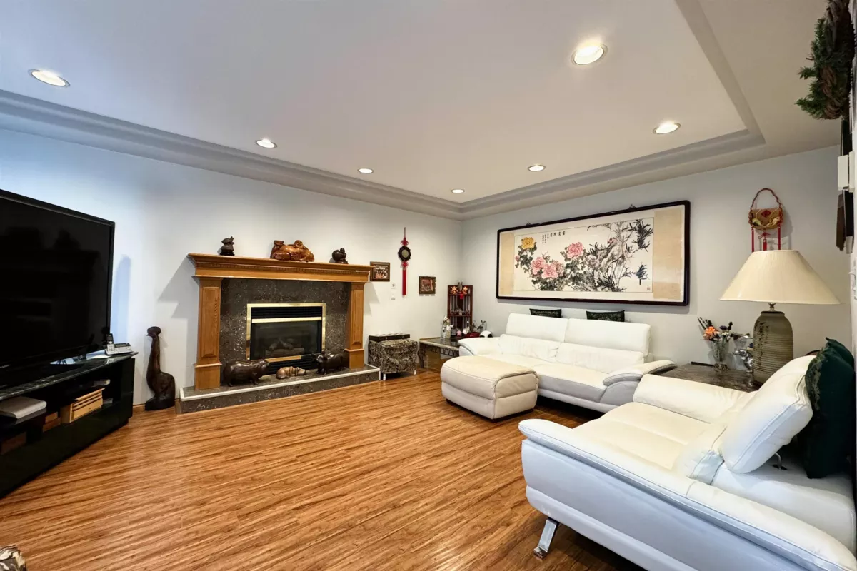 Walk-In Closet Photo of 7091 Sussex Avenue, Burnaby, BC