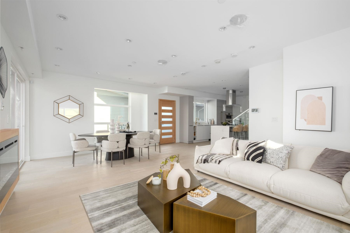 Hallway Photo of 2 432 E 1st Street, North Vancouver, BC