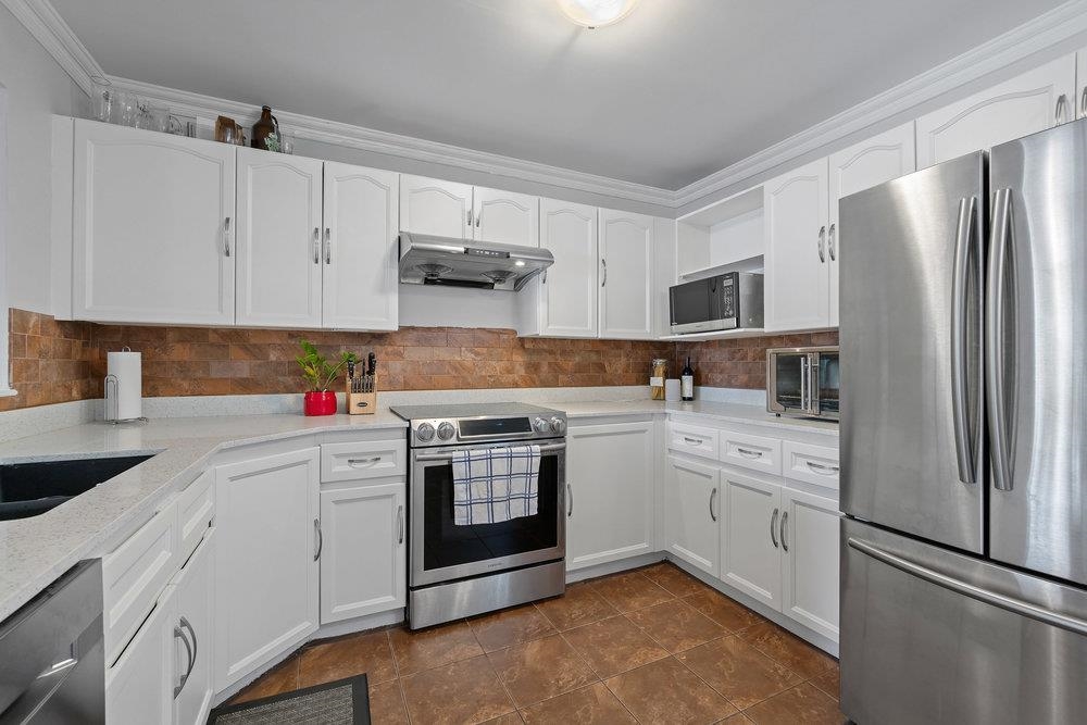 Entry Foyer Photo of 206 9299 121 Street, Surrey, BC