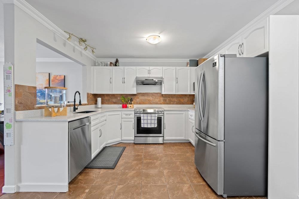 Hallway Photo of 206 9299 121 Street, Surrey, BC