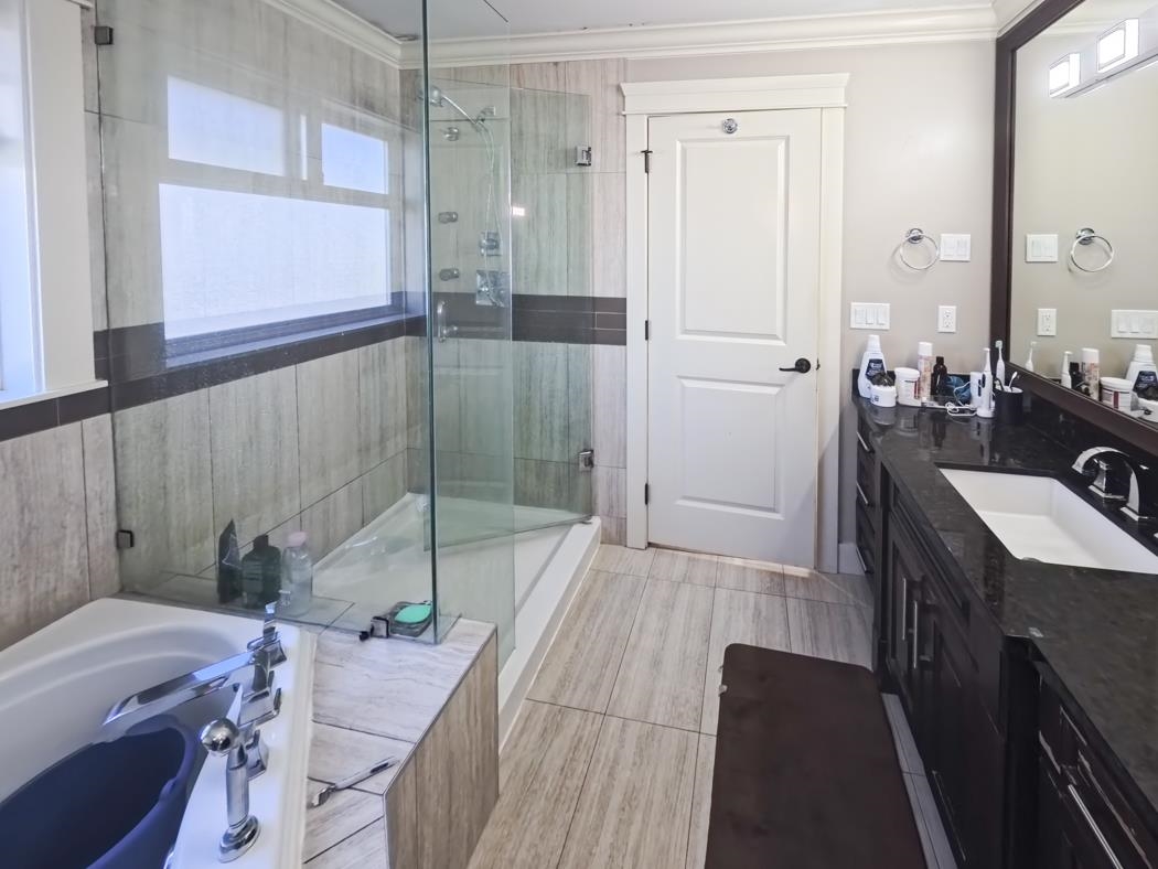 Entry Foyer Photo of 7420 116a Street, Delta, BC