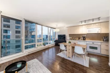 Kitchen Island Photo of 1606 233 Robson Street, Vancouver, BC