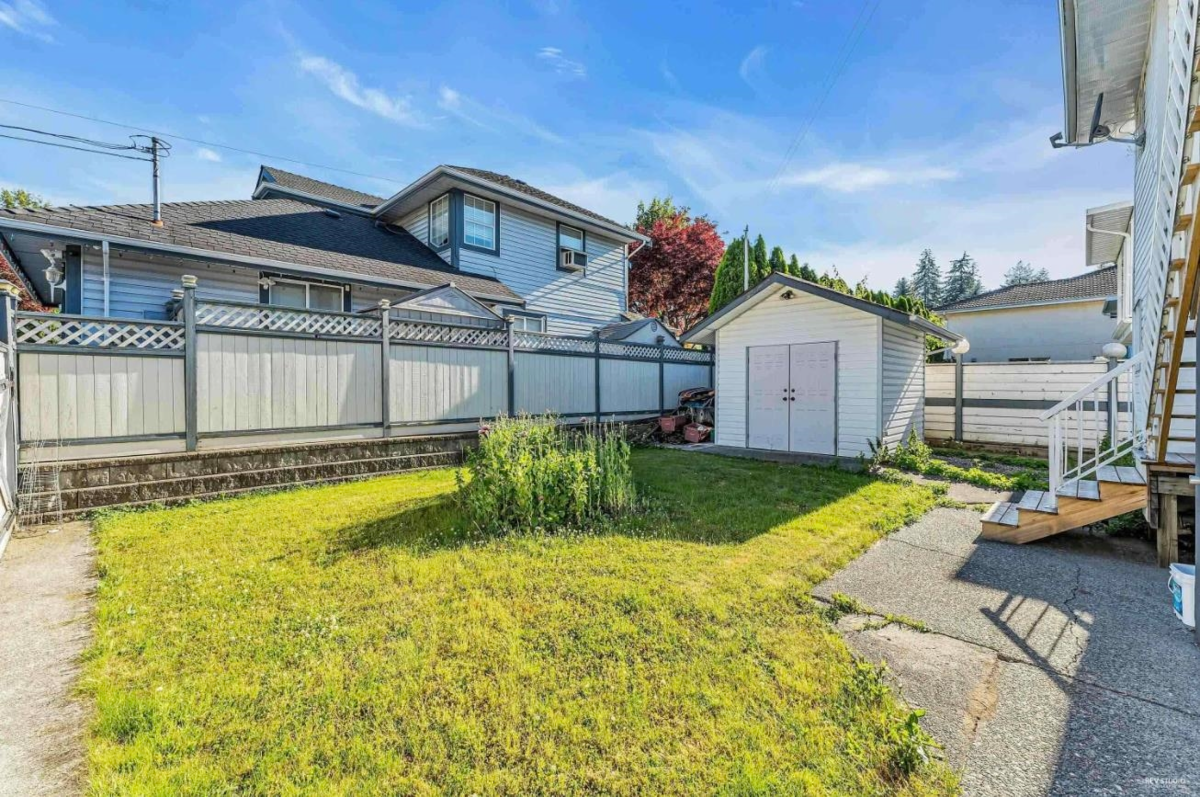 Family Room Photo of 11942 99 Avenue, Surrey, BC