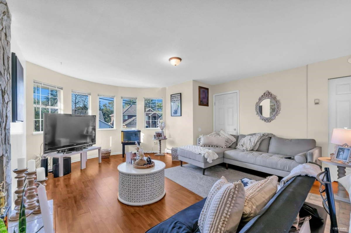 Kitchen Island Photo of 11942 99 Avenue, Surrey, BC