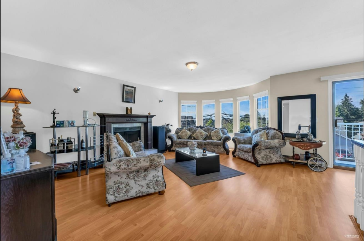 Kitchen Photo of 11942 99 Avenue, Surrey, BC