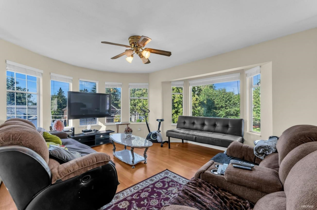 Walk-In Closet Photo of 11942 99 Avenue, Surrey, BC