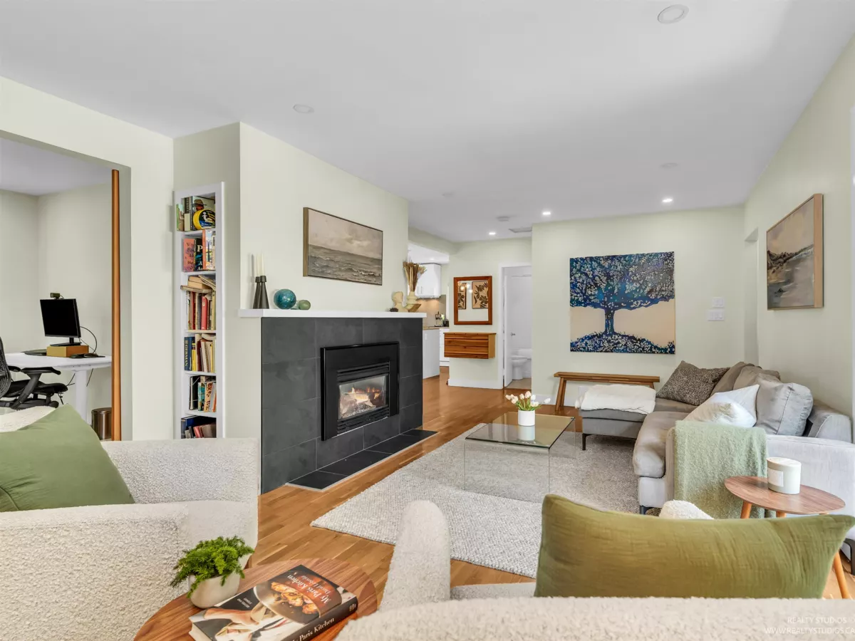 Dining Area Photo of 2433 Philip Avenue, North Vancouver, BC