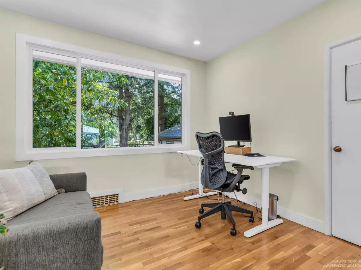 Kitchen Island Photo of 2433 Philip Avenue, North Vancouver, BC