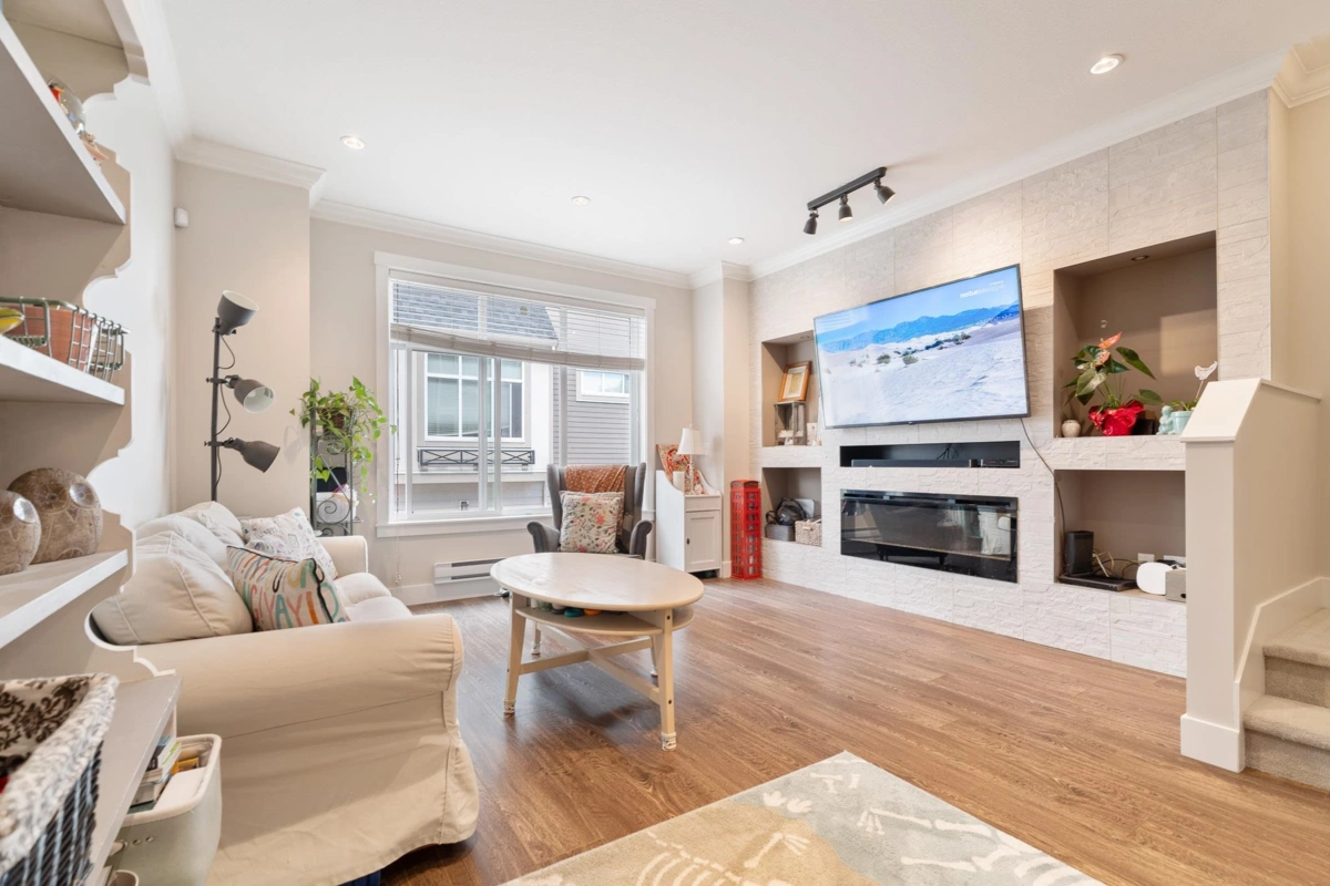 Kitchen Photo of 37 6591 195a Street, Surrey, BC