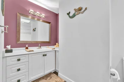 Entry Foyer Photo of 8518 165a Street, Surrey, BC