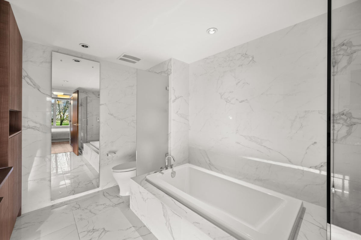 Entry Foyer Photo of 204 210 Salter Street, New Westminster, BC