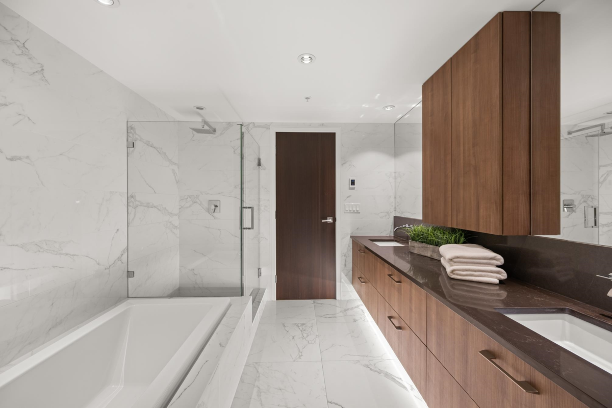 Hallway Photo of 204 210 Salter Street, New Westminster, BC