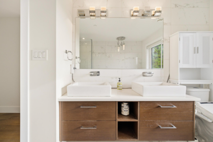 Guest Bathroom Photo of 1468 Kings Avenue, West Vancouver, BC