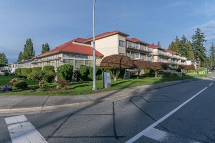 Backyard Photo of 207 33233 Bourquin Crescent, Abbotsford, BC