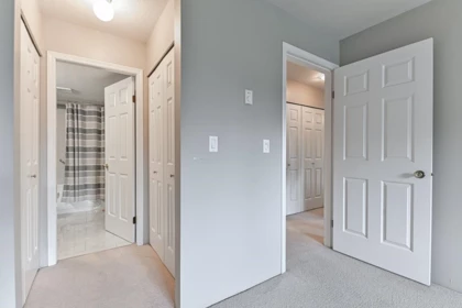 Primary Bathroom Photo of 207 33233 Bourquin Crescent, Abbotsford, BC