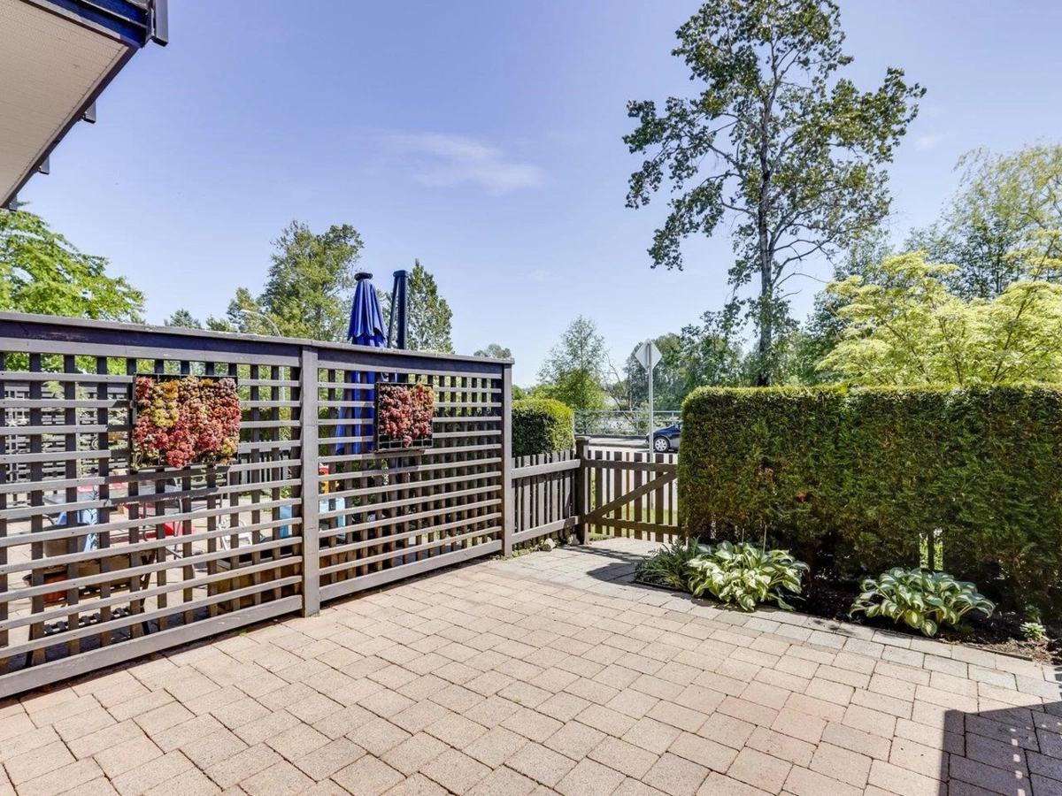 Front Yard Photo of 9 100 Wood Street, New Westminster, BC