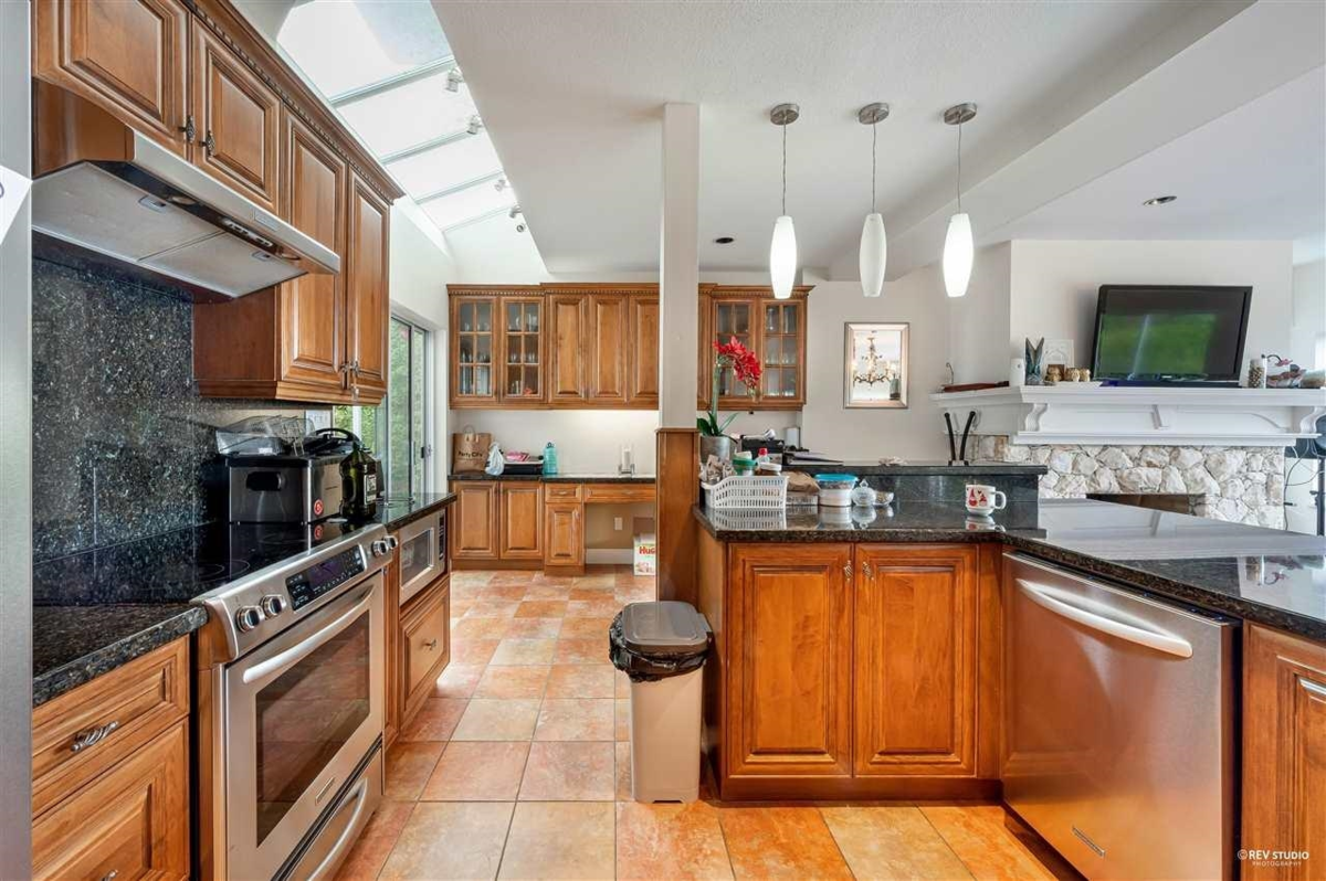 Kitchen Island Photo of 2585 Westhill Way, West Vancouver, BC