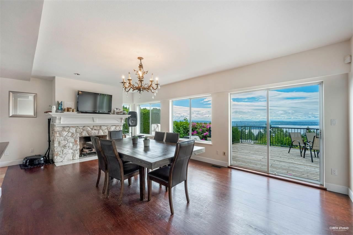 Living Room Photo of 2585 Westhill Way, West Vancouver, BC