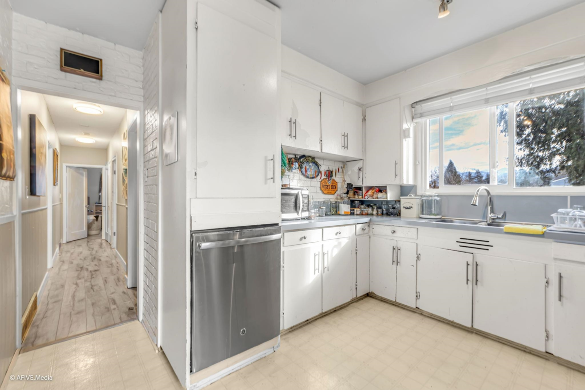 Breakfast Nook Photo of 8772 Bellevue Drive, Chilliwack, BC