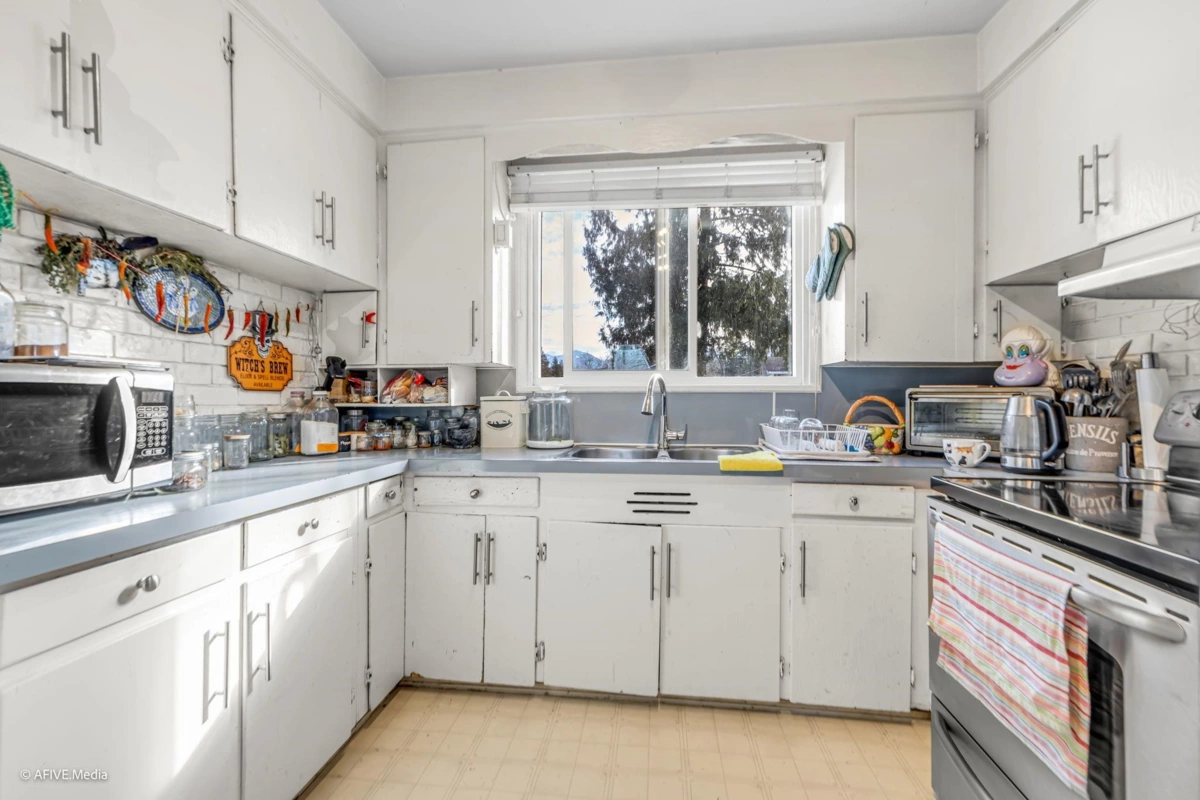 Kitchen Island Photo of 8772 Bellevue Drive, Chilliwack, BC