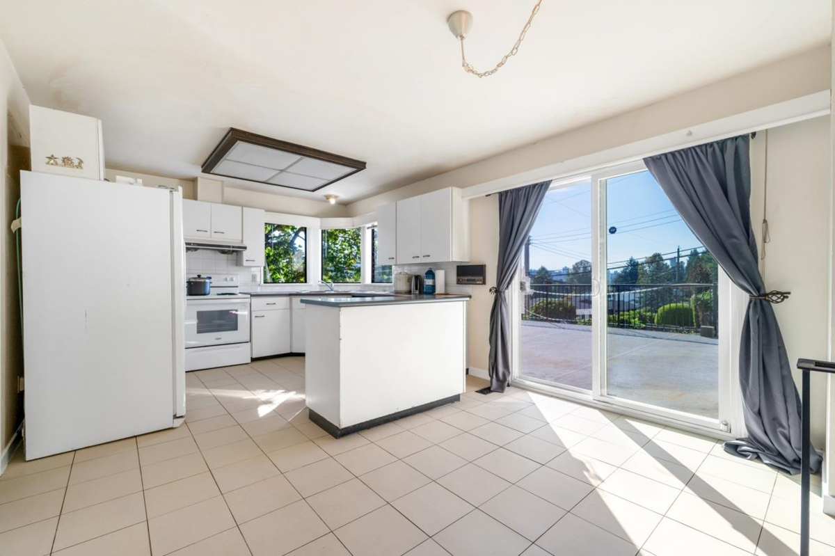 Breakfast Nook Photo of 4325 Mahon Avenue, Burnaby, BC