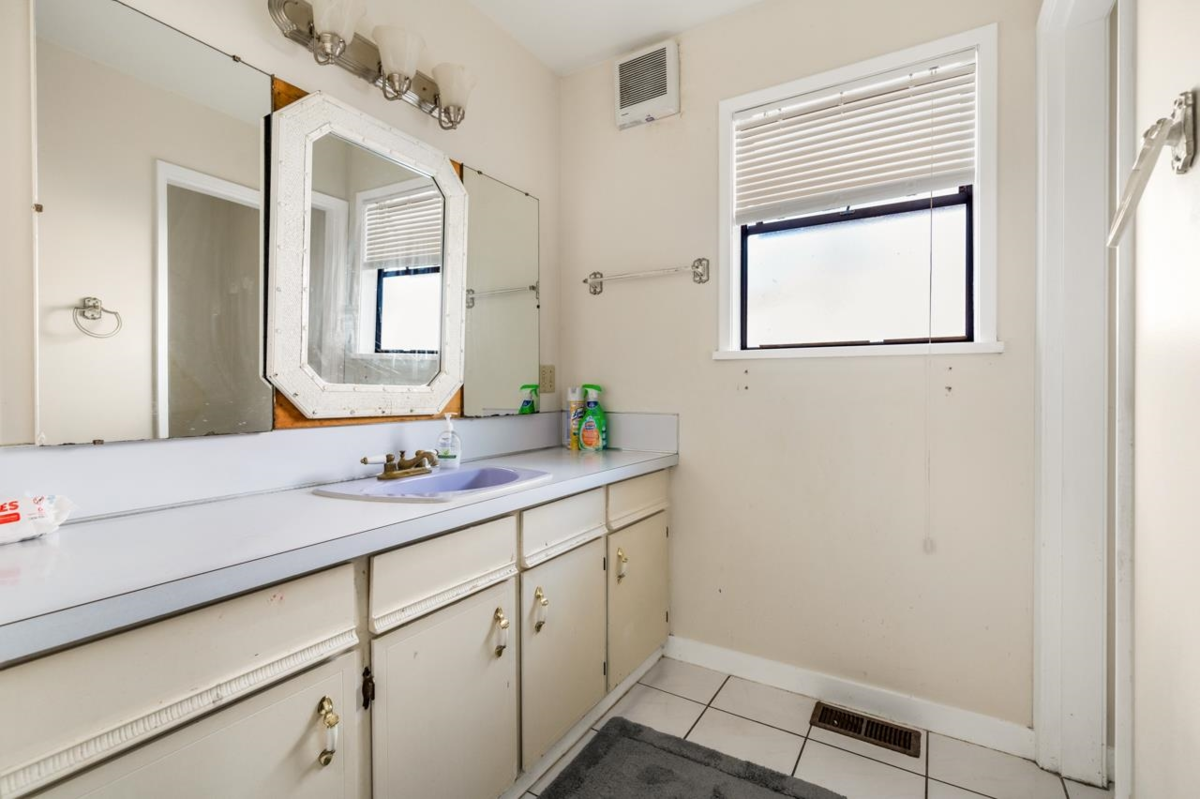 Hallway Photo of 4325 Mahon Avenue, Burnaby, BC