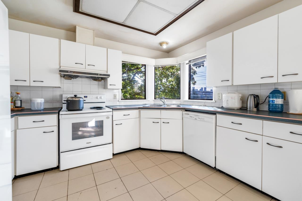 Primary Bathroom Photo of 4325 Mahon Avenue, Burnaby, BC