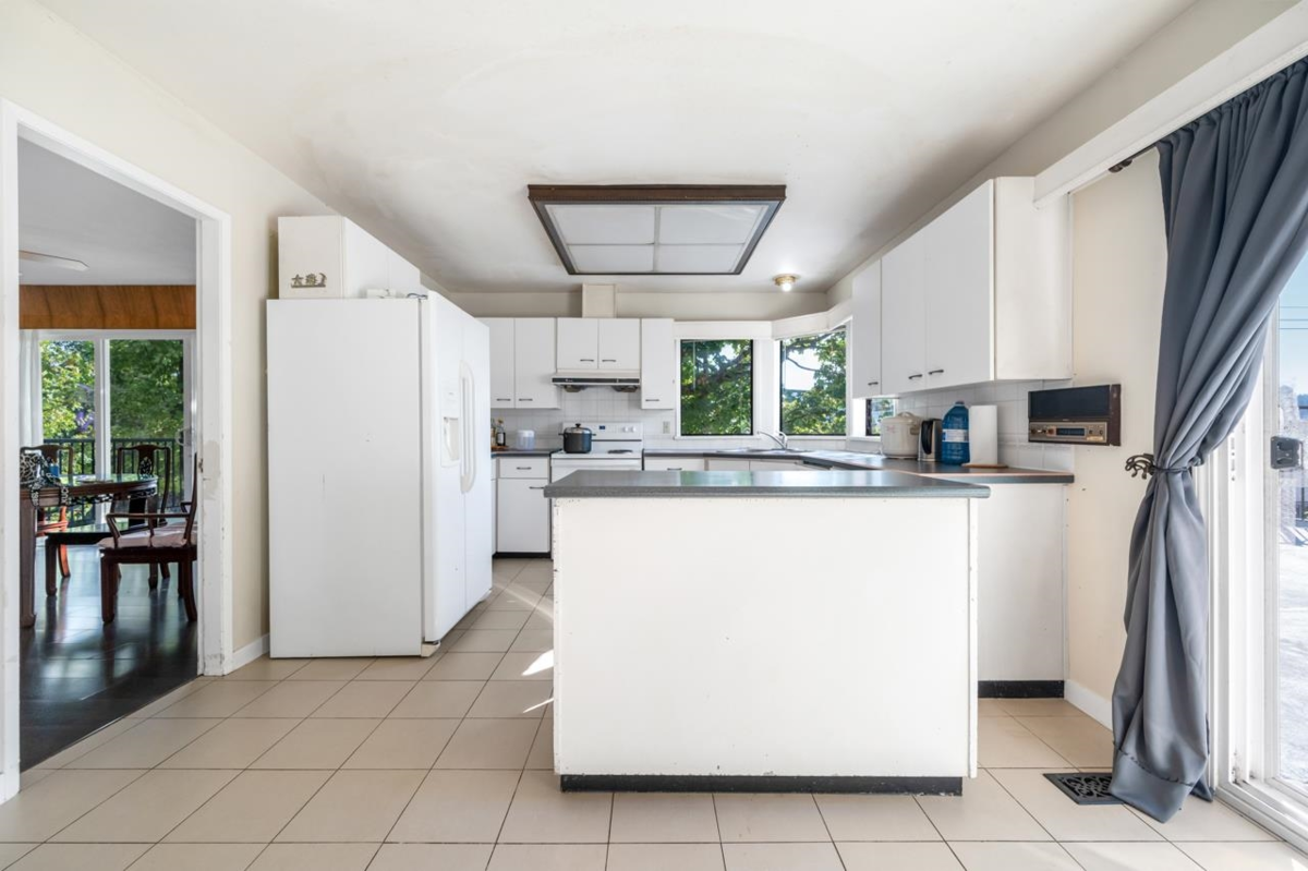 Walk-In Closet Photo of 4325 Mahon Avenue, Burnaby, BC