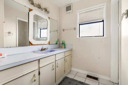 Hallway Photo of 4325 Mahon Avenue, Burnaby, BC