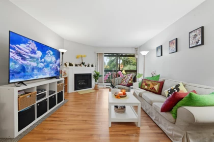 Kitchen Island Photo of 311 9682 134 Street, Surrey, BC