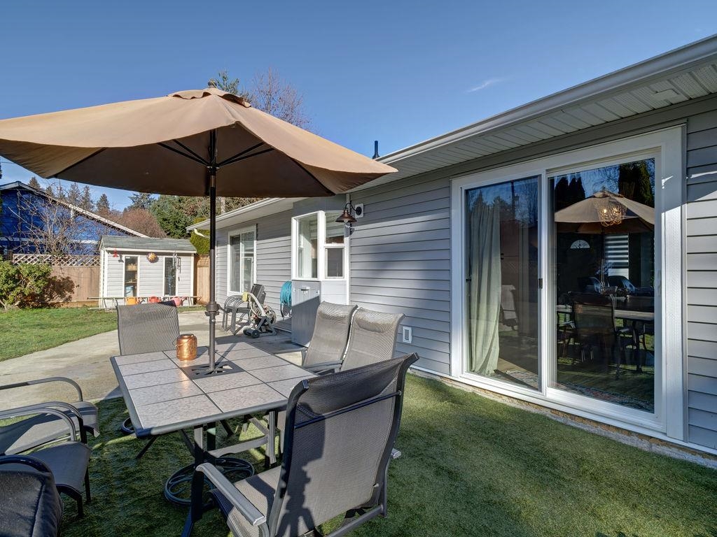 Front Yard Photo of 5643 Curtis Place, Sechelt, BC