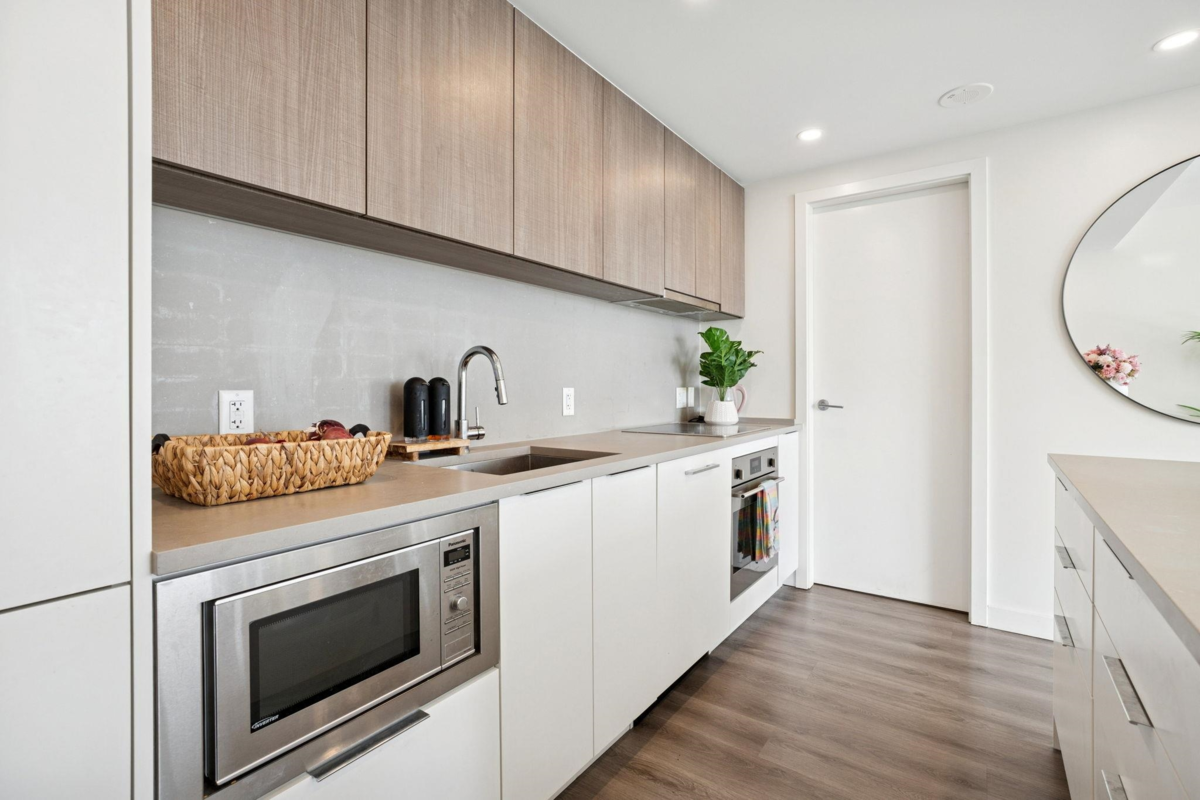 Kitchen Island Photo of 1604 13318 104 Street, Surrey, BC
