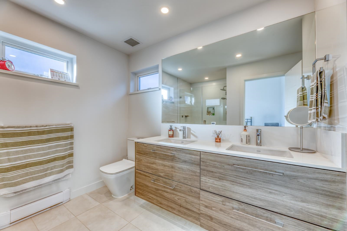 Walk-In Closet Photo of 36 10511 No. 5 Road, Richmond, BC