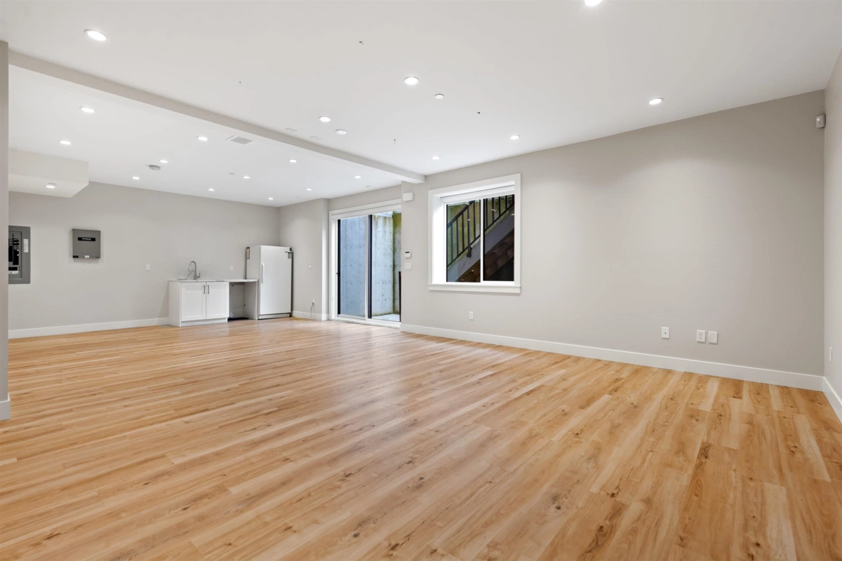 Backyard Photo of 15387 Pacific Avenue, White Rock, BC