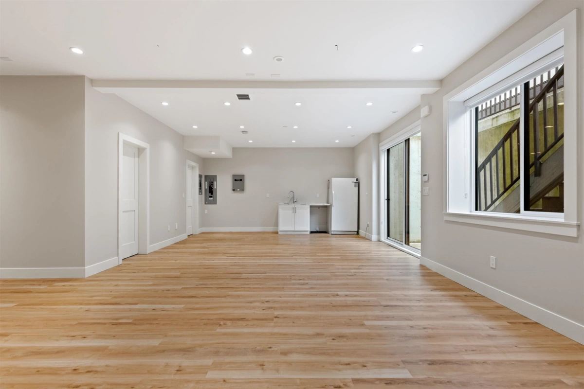 Front Yard Photo of 15387 Pacific Avenue, White Rock, BC