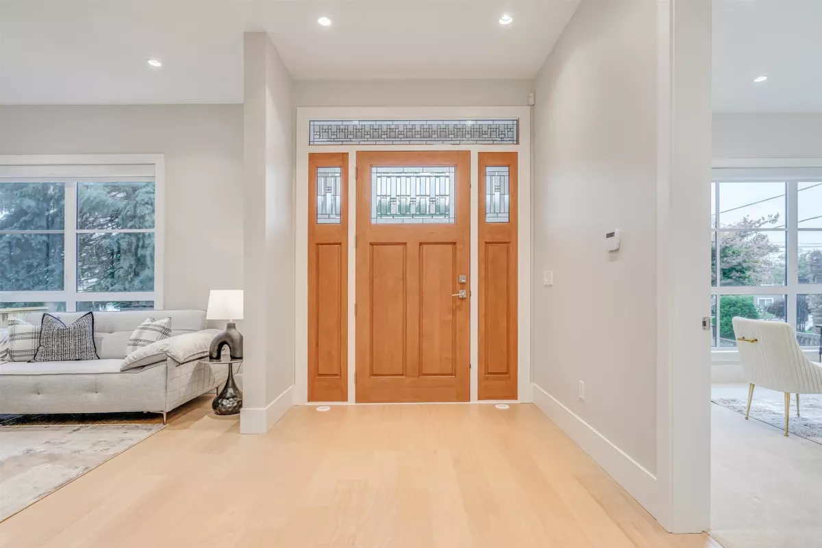 Living Room Photo of 15387 Pacific Avenue, White Rock, BC