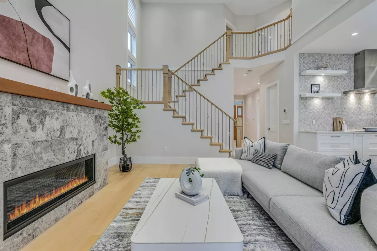 Walk-In Closet Photo of 15387 Pacific Avenue, White Rock, BC