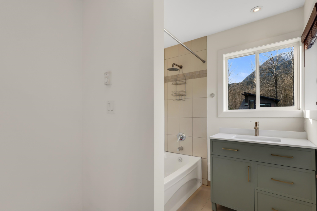 Guest Bathroom Photo of 21 40137 Government Road, Squamish, BC
