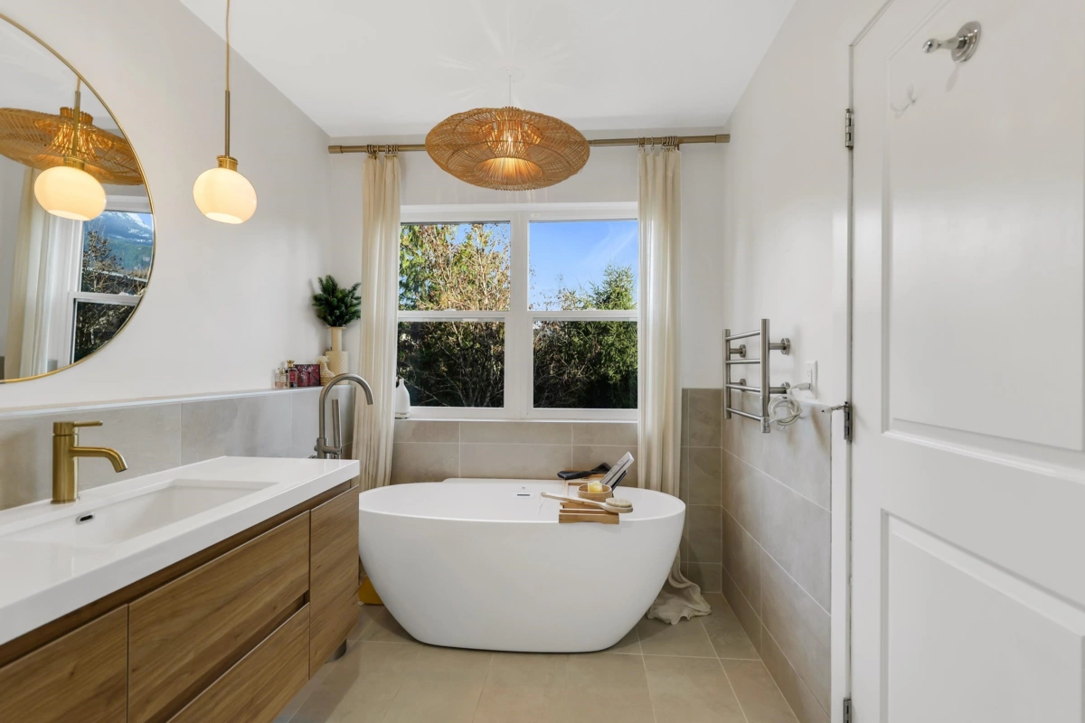 Primary Bathroom Photo of 21 40137 Government Road, Squamish, BC