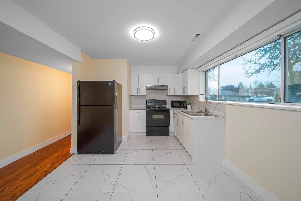 Entry Foyer Photo of 10123 158a Street, Surrey, BC